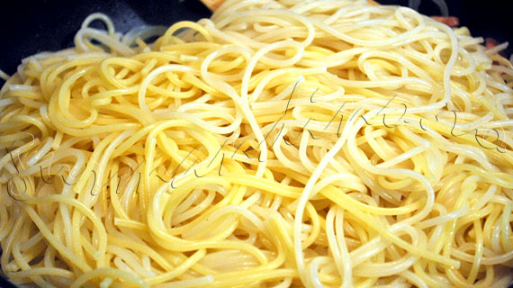 Spaghete stil carbonara - reteta de paste cu afumatura, ceapa, smantana si parmezan