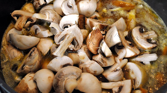 Reteta de supa de ciuperci (champignon si pleurotus) cu chimen si "tagliatelle" din legume