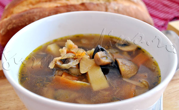 Reteta de supa de ciuperci (champignon si pleurotus) cu chimen si "tagliatelle" din legume