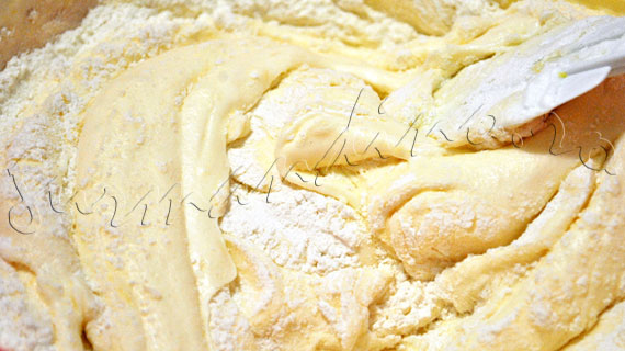 Reteta tort de mere cu crema de zahar ars si blat pufos de pandispan