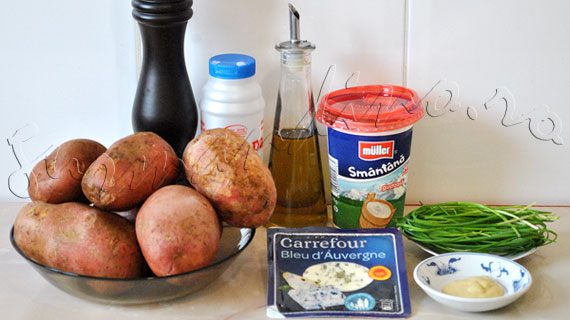 Reteta de cartofi copti cu sos de branza albastra, smantana si arpagic verde