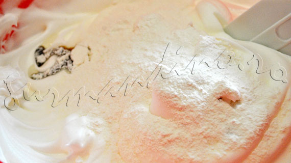 Reteta de tort cu blat alb (doar din albusuri), crema diplomat, capsune si frisca