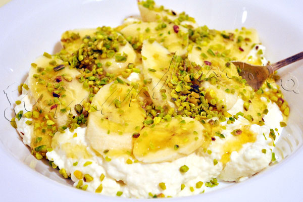 Reteta libaneza - Ashta (crema de lapte) cu banana, miere si fistic
