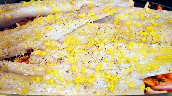 Reteta de peste (cod de Alaska) la cuptor, cu legume, quinoa si muguri de pin