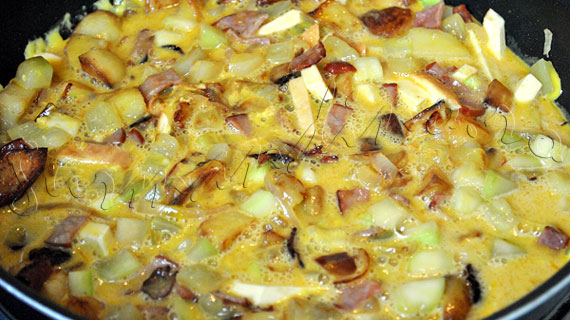 Reteta tortilla spaniola de cartofi - omleta cu cartofi, ceapa, dovlecel si pastrama
