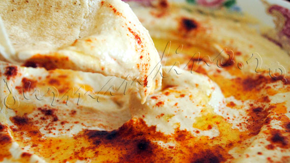 Reteta Humus - preparat arabesc din naut cu pasta de susan, usturoi si suc de lamaie