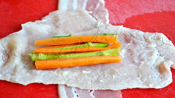 Reteta de mini-rulade: Butoiase de pui cu sparanghel si morcov, infasurate in bacon