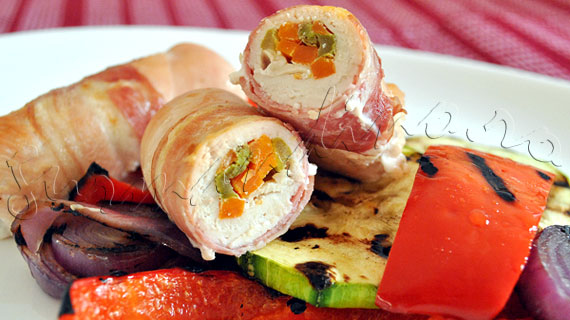 Reteta de mini-rulade: Butoiase de pui cu sparanghel si morcov, infasurate in bacon