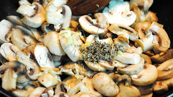 Reteta de garnitura - Mamaliga cu ciuperci, usturoi si salvie