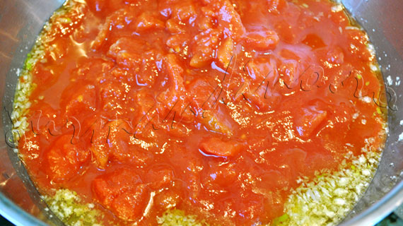 Reteta de paste umplute: Cannelloni cu pui, spanac, leurda si branza de capra, in sos de rosii si sos bechamel