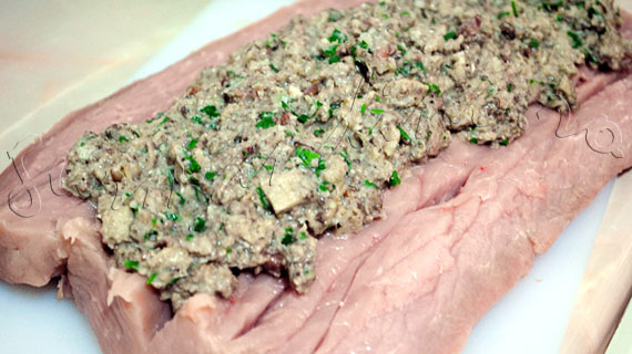 Reteta de friptura de porc: Muschi umplut cu ciuperci si afumatura
