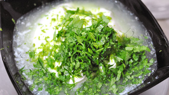 Reteta de Salata Tex-Mex in straturi, cu pui in sos picant, porumb, fasole, smantana, branza si frunze de coriandru