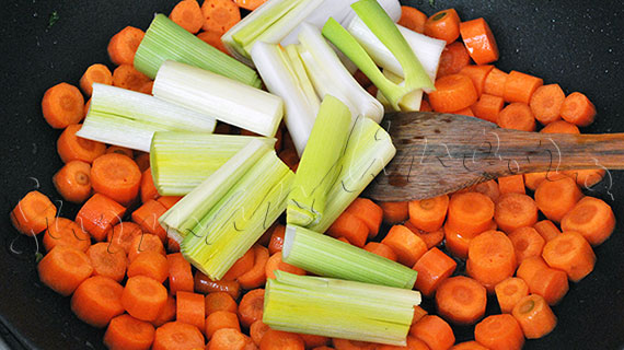 Reteta Gordon Ramsay - Pui la cuptor cu garnitura de mazare, prosciutto si salata verde & legume cu lamaie si otet balsamic